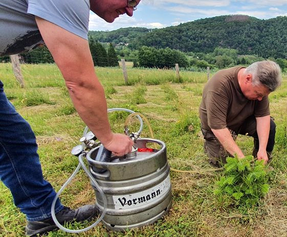 Freibier für die Bäume auf Gut Kuhweide!