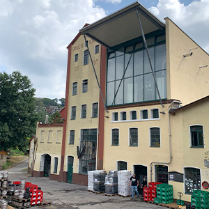 Biergarten mit Blick auf die Vormann Brauerei