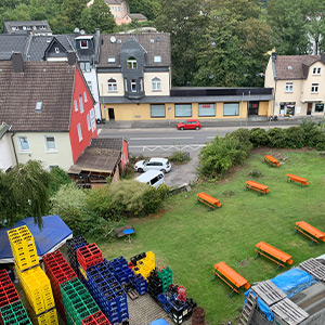 Blick aus dem Sudhaus auf den Biergarten